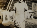 A Lydia, u Jim behind fence