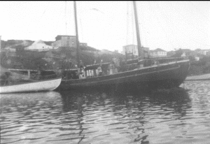 Margaret-Ann-owned-by-David-Jacobs-LHE.-Houses-in-the-background-of-Lowerside.-Photo_Olive-Greens-Collection